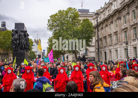 Aussterben Rebellion Proteste, die Rote Brigade/Rot Rebellen in Roben, Whitehall, London, 7. Oktober 2019 Stockfoto