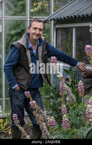 Dave Goulson, Professor der Biologie. Spezialisiert auf die Ökologie und die Erhaltung der Insekten, insbesondere Hummeln in Sussex, England, Großbritannien Stockfoto