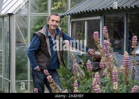 Dave Goulson, Professor der Biologie. Spezialisiert auf die Ökologie und die Erhaltung der Insekten, insbesondere Hummeln in Sussex, England, Großbritannien Stockfoto