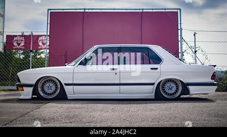 MONTMELO, Spanien - September 29, 2019: 1981 BMW 5er (E28) Lowrider (Seitenansicht) auf den Straßen der Stadt Stockfoto