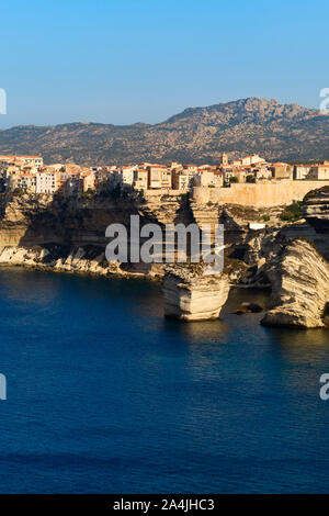 Die Limestone Küste und clifftop Zitadelle Stadt Bonifacio liegt an der südlichen Spitze von der französischen Insel Korsika - Corse du Sud Frankreich Stockfoto