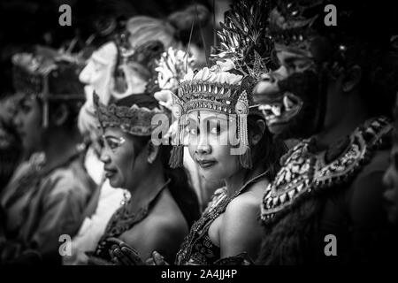 Schwarze und weiße Schoß von Menschen in traditionellen indonesischen Kostüme von Garuda und Barong während der rituellen Tanz Zeremonie Kecak Tanz in Bali, Indonesien Stockfoto