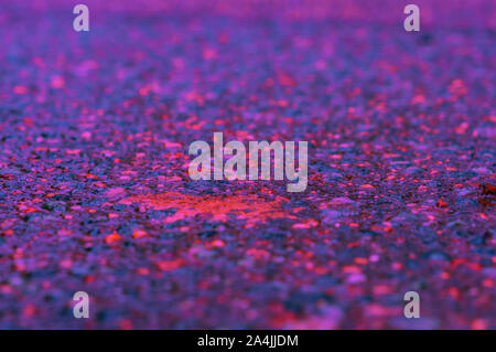 Rote Flecken auf einem blauen, violetten Flecken auf einem lila Hintergrund, digitale Textur füllen Stockfoto
