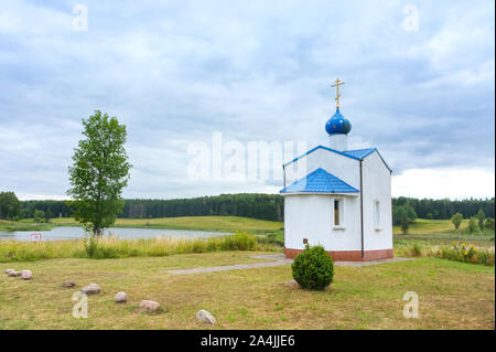 Eine kleine Kapelle auf dem See, weiße Kirche mit einem blauen Dach, Nesterovsky Krasnolesye Dorf, Bezirk, Region Kaliningrad, Russland, Osteuropa, 31 J Stockfoto