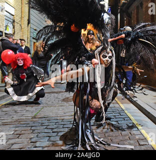 Katumba Halloween Parade in Liverpool City Centre, Samstag, 27.Oktober 2018. Eher ungewöhnliche Wesen waren beschmutzt durch die Straßen, während laute Knalle und Kreischt könnte aus der ganzen Stadt … Das gehört werden, weil Liverpool jährlichen Halloween Parade auf dem Weg wurde durch die Innenstadt Straßen. Ghouls und Zombies mit Trommeln und Tanz Karneval band Katumba, die gepaart mit Liverpool One, Viva Brasil Samba zeigt die Anahis und bringt das Feuer Projekt für die gruselige Veranstaltung. Die Parade begann vor Sainsbury's Supermarkt an der Ecke Bold Street, weiter in Liverpoo Stockfoto