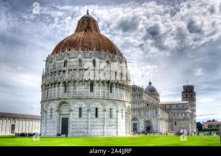 Italien, Toskana, Pisa, Piazza dei Miracoli, San Giovanni Baptisterium und Dom Santa Maria Assunta Stockfoto