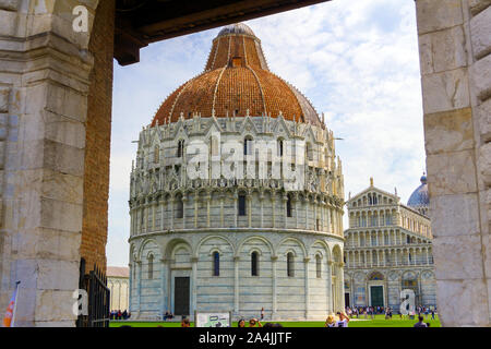 Italien, Toskana, Pisa, Piazza dei Miracoli, San Giovanni Baptisterium und Dom Santa Maria Assunta Stockfoto