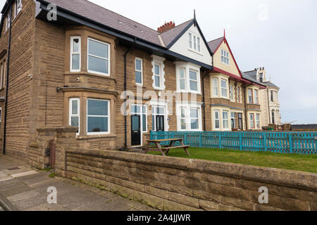Reihe viktorianischer Reihenhäuser an der Küste in Hartlepool, England, Großbritannien Stockfoto