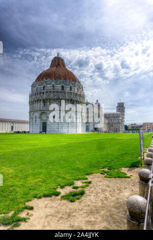 Italien, Toskana, Pisa, Piazza dei Miracoli, San Giovanni Baptisterium und Dom Santa Maria Assunta Stockfoto