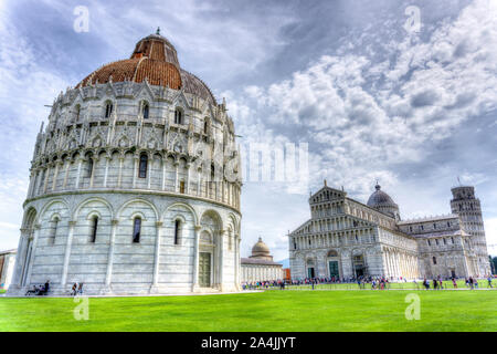 Italien, Toskana, Pisa, Piazza dei Miracoli, San Giovanni Baptisterium und Dom Santa Maria Assunta Stockfoto