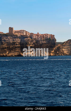 Die Limestone Küste und clifftop Zitadelle Stadt Bonifacio liegt an der südlichen Spitze von der französischen Insel Korsika - Corse du Sud Frankreich Stockfoto