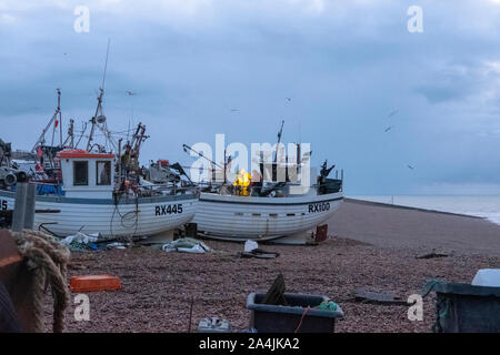 Hastings, East Sussex, UK. 15. Oktober 2019. Hastings Fischer neigen dazu, ihre Netze in der Morgendämmerung, auf einem grauen bewölkten Morgen, aber mit einem schönen Tages Prognose. Stockfoto