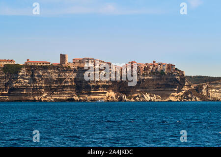 Die Limestone Küste und clifftop Zitadelle Stadt Bonifacio liegt an der südlichen Spitze von der französischen Insel Korsika - Corse du Sud Frankreich Stockfoto
