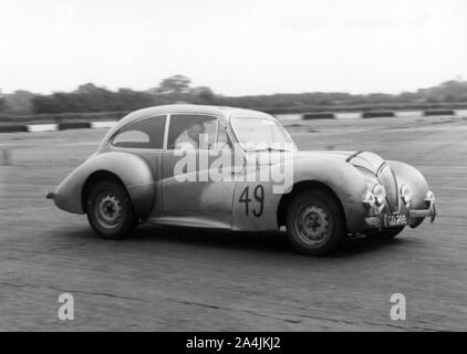 1947 Healey Elliott 2.4, e.b Wadworth in Silverstone 1956. Stockfoto