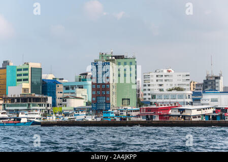 Male, Malediven - November 17, 2017: Waterfront Stadtbild der männlichen Stadt als vom Boot auf den Malediven, Indischer Ozean gesehen. Stockfoto