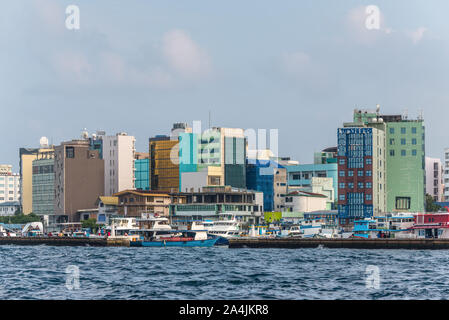 Male, Malediven - November 17, 2017: Waterfront Stadtbild der männlichen Stadt als vom Boot auf den Malediven, Indischer Ozean gesehen. Stockfoto