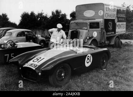 Lister Bristol mit Archie Scott Brown und Brian Lister im Fahrerlager 1954. Stockfoto