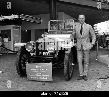 Lord Montagu mit 1909 Rolls Royce Silver Ghost zu fairen's World 1964, New York. Stockfoto