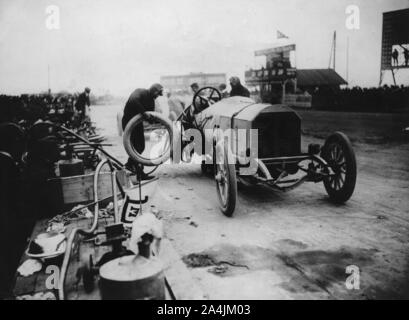 1908 Mercedes, Lautenschlager, Reifen wechseln, Sieger beim Großen Preis von Frankreich. Stockfoto