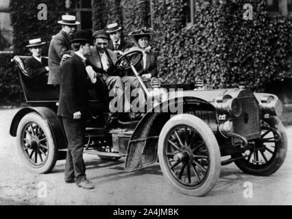 1905 Peerless Typ 10 mit Barney Oldfield. Stockfoto