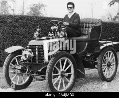 Roy Orbison in Panhard Levassor in Beaulieu 1965. Stockfoto