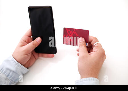 Bild von Close up Mann mit Smart Phone und Holding mit Kreditkarte online einkaufen. Online Zahlung Konzept. Stockfoto