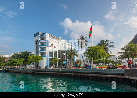 Male, Malediven - November 17, 2017: Spaziergang auf der Promenade am Wasser von dem Platz der Republik im Zentrum der männlichen in der Malediven, Indi Stockfoto