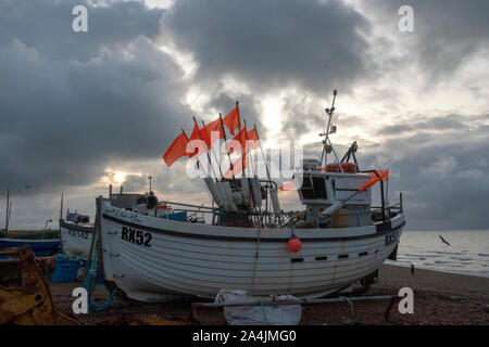 Hastings, East Sussex, Großbritannien. Oktober 2019. Fishing Flags flattern in einer steifen Brise auf der Altstadt Stade, an einem bewölkten frühen Morgen, aber mit einem schönen Tag Vorhersage. Stockfoto