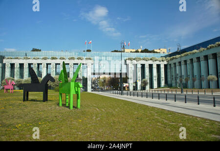 21, April 2019, Warschau, Polen. Pegasus Skulpturen in Warschau, das Höchste Gericht in Warschau Stockfoto