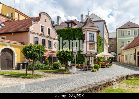 Zdar nad Sazavou - Tschechien - Juni 04, 2016: Platz mit Restaurant in der Stadt von "Pribram", das heißt, Henry's Castle, South Bohemi Stockfoto