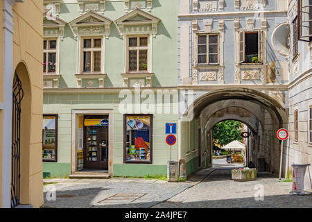 Zdar nad Sazavou - Tschechien - Juni 04, 2016: Historische Häuser Straßenszene in der Stadt des 'Trutnov", das heißt, Henry's Castle, South Stockfoto