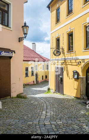 Zdar nad Sazavou - Tschechien - Juni 04, 2016: Straße in der Stadt "Pribram", das heißt, Henry's Castle, Südböhmen, Tschechische Republi Stockfoto