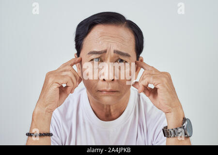 Asiatische elder Leiden von Schlaganfall und starke Kopfschmerzen oder Gehirn angriff Stockfoto