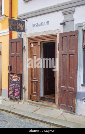 Zdar nad Sazavou - Tschechien - Juni 04, 2016: Holz- Eingang von Vintage Bar Restaurant in der Stadt von "Pribram", das heißt, Henry's C Stockfoto