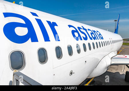In Almaty International Airport Passagiere warten draußen, die für die Aufbringung der Air Astana Flugzeug Flugzeug Stockfoto