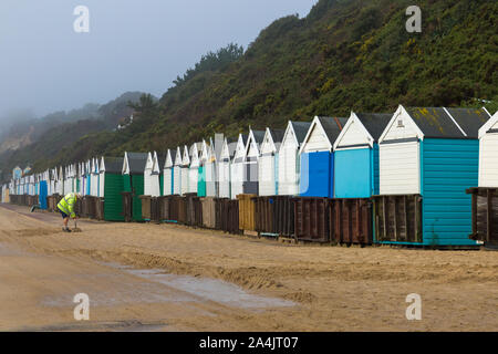 Bournemouth, Dorset UK. 15. Oktober 2019. UK Wetter: Neblig Start in den Tag, doch nach Tagen Regen die Sonne versucht, durch zu brechen! Versuchen, den Sand von der Promenade. Schaufeln Sand, Sand, auf der Promenade geblasen. Credit: Carolyn Jenkins/Alamy leben Nachrichten Stockfoto