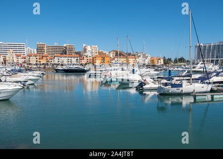 Boote im Yachthafen von Vilamoura an der Algarve, Portugal Stockfoto