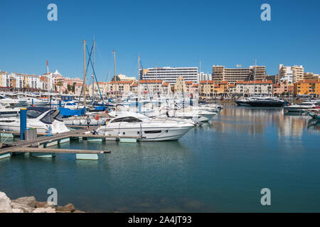 Boote im Yachthafen von Vilamoura an der Algarve, Portugal Stockfoto