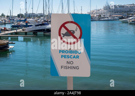 Keine Fischerei Schild am Yachthafen von Vilamoura an der Algarve, Portugal Stockfoto