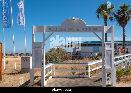 Buzios Beach Club am Strand von Vilamoura an der Algarve, Portugal Stockfoto