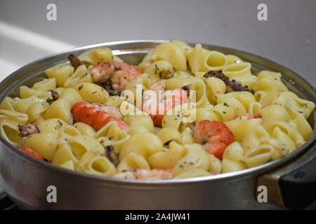 Meeresfrüchte Pasta mit Muscheln, Garnelen. Meeresfrüchte Cocktail aus der Nähe. Stockfoto