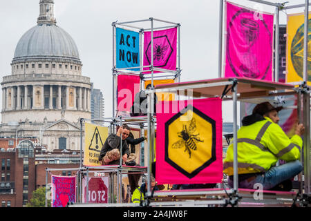 London, Großbritannien. 15 Okt, 2019. Aussterben Rebellion einrichten Strukturen outsde der Vorderseite des Tate Modern, wie in der Vorschau des Nam June Paik exhibitiongoes auf der Innenseite. Sie sind schnell von der Stadt London Polizei umgeben und mit Verhaftung gedroht, wenn sie nicht kommen. Credit: Guy Bell/Alamy leben Nachrichten Stockfoto