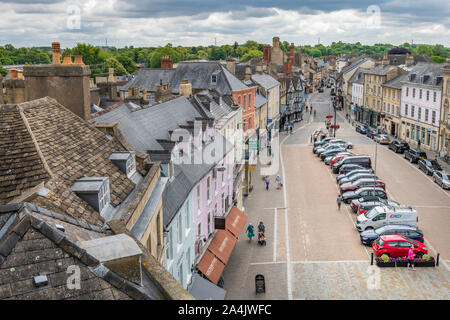 Cirencester Gloucestershire. Die neue Fußgänger-Layout von Cirencester Markt als von St. Johannes der Täufer Kirche Dach gesehen. Stockfoto