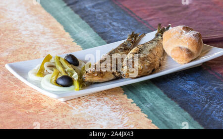 Mit leckeren gegrillten Sardinen, garniert mit Paprika, Oliven und Zwiebeln Platte Stockfoto