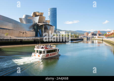 Bilbao River Cruise Boot auf den Fluss Nervion, das Guggenheim Museum, Bilbao, Baskenland, Spanien, Europa Stockfoto