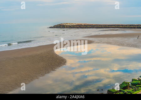 Dam am Strand auf das Meer und die Reflexion des Himmels Stockfoto