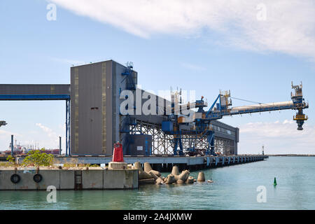 TUAPSE, Russland, 12. AUGUST 2018: die Beladung der Tuapse meer Handel Hafen im Zentrum der Stadt Stockfoto