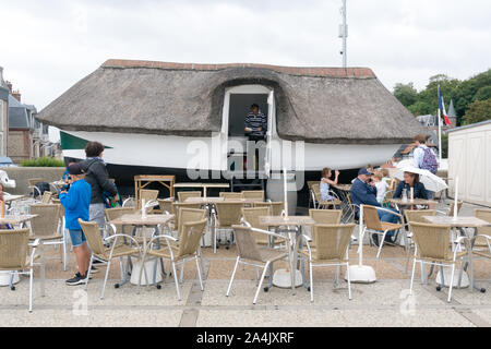 Bolbec, Seine-Maritime/Frankreich - 14. August 2019: Touristen genießen Sie Snacks und Getränke in der alten Fischerboot Bars und Restaurants an der Küste von Norma Stockfoto