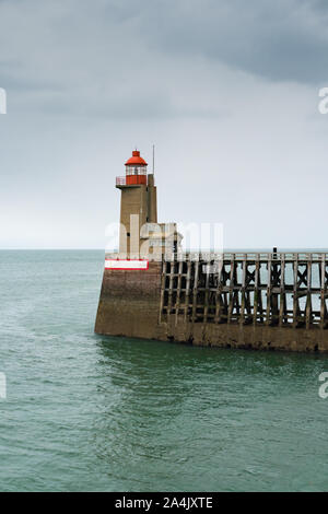 Fecamp, Seine-Maritime/Frankreich - 14. August 2019: Die fecamp Leuchtturm an der Küste der Normandie im Englischen Kanal Stockfoto