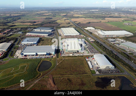 Luftbild der neuen Lager & Logistik Hubs auf der Autobahn M62 nach Westen von der Ausfahrt 8, Burtonwood, Warrington, Cheshire, Großbritannien Stockfoto